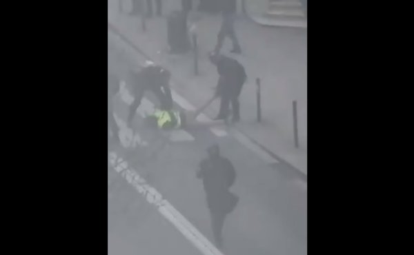 Bordeaux. La police traîne par terre un Gilet jaune visage contre le sol