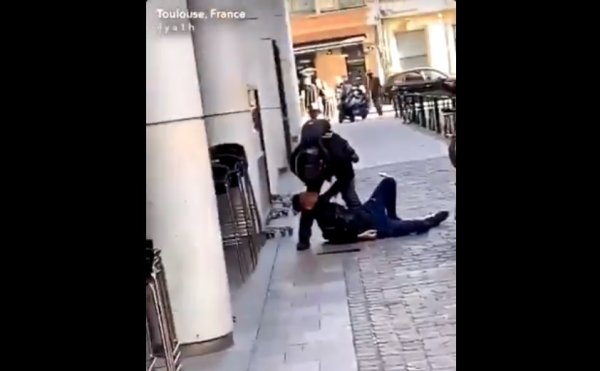 VIDEO. Acte 22. Toulouse : un policier voltigeur s'acharne sur un manifestant à terre