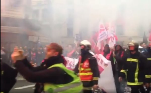 VIDEO. A Paris, les pompiers ont remonté le cortège, sous les soutiens de la foule de manifestants 