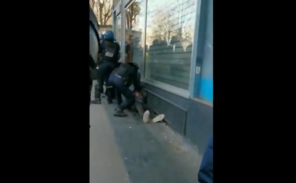 VIDEO. Acte 62. Immobilisé au sol, un manifestant est frappé au visage par un policier