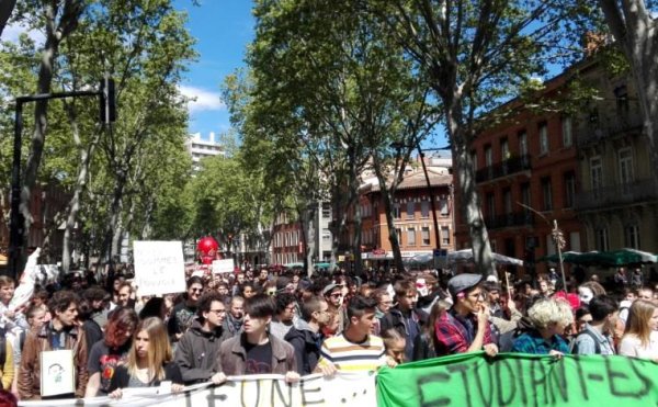 Malgré les vacances scolaires et l'encadrement policier, plus de 10000 manifestants à Toulouse