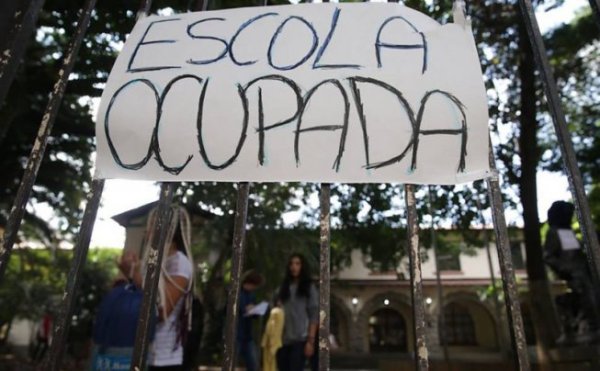 Le discours d'une adolescente sur les occupations de lycées devant les députés du Paraná fait le tour du Brésil