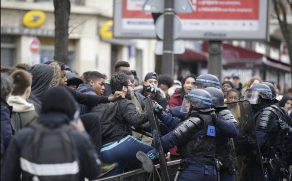 « Le 2 mars à Nation, les CRS frappaient tout ce qui bougeait : ils ont même lancé un jeune contre la bouche de métro »