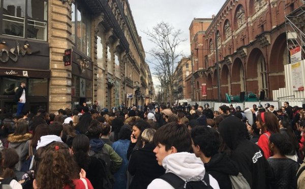 Toulouse. Barricades dans le centre-ville et violente répression contre les lycéens 