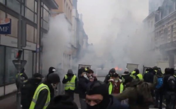 VIDEO. Rouen : La police tire une grenade GLI F4 sur un Gilet jaune blessé 