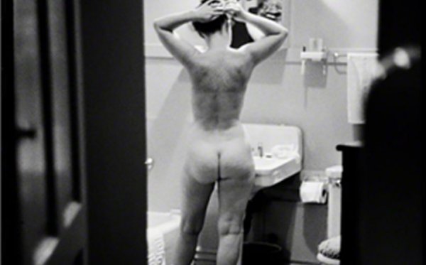 Une affiche montrant Simone de Beauvoir nue censurée par le géant de l'affichage