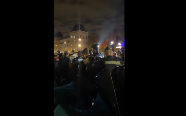 VIDÉOS. La police matraque, gaze et saisit les tentes des exilés à République