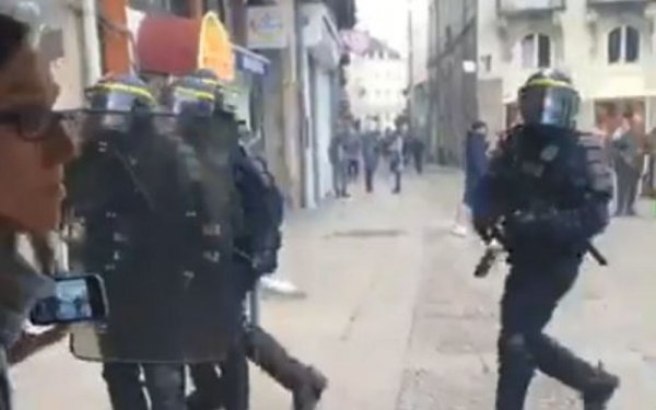 Nantes. Des CRS évacuent violemment la terrasse d'un bar et gazent des enfants