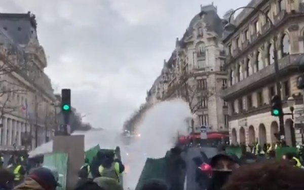 VIDEO. Près du boulevard des Italiens, les camions à eau foncent sur les manifestants