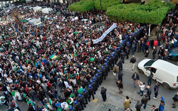 « Bouteflika dégage ! » : des milliers d'étudiants poursuivent la mobilisation contre le régime 