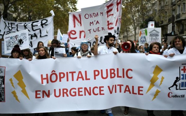 Après la mobilisation réussie des hospitaliers, Macron tente de calmer la colère avec un « plan d'urgence »