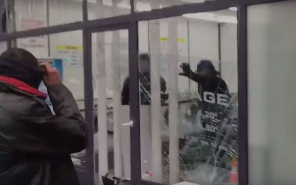 Policiers retranchés dans une laverie. 1 an de prison ferme pour un manifestant