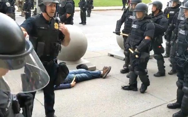 VIDEO. Etats-Unis : un homme de 75ans chute gravement après avoir été poussé par la police