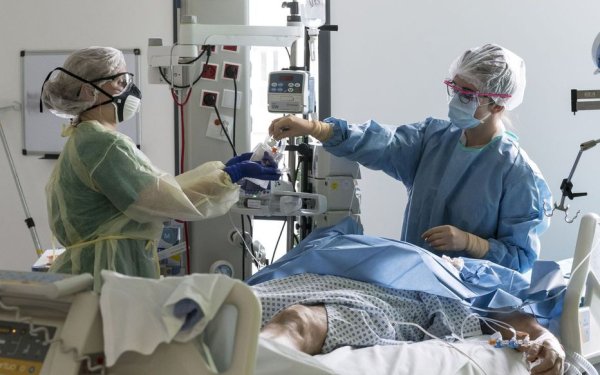 Plus de 2000 patients en réanimation : un hôpital à bout de souffle et une gestion répressive comme seule réponse 