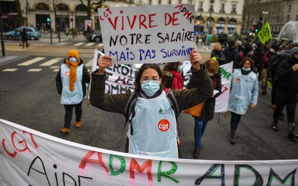 A Tours, une centaine de manifestants accueillent Macron pour dénoncer sa politique anti-sociale