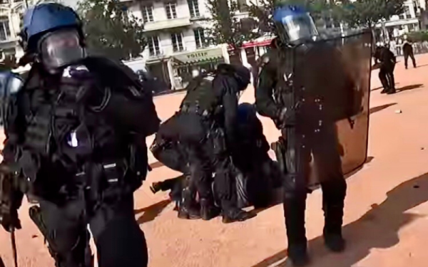 VIDEO. "J'avais dit qu'on t'aurait pédé !" Les CRS frappent un manifestant anti-pass sanitaire à Lyon