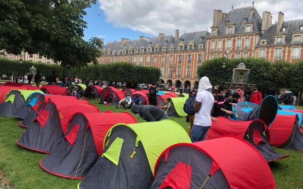 Paris. 400 sans-abris occupent la place des Vosges pour obtenir les hébergements qui leur reviennent