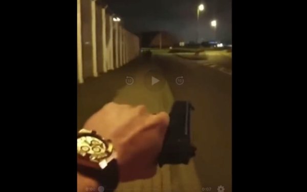 Racisme décomplexé. Un élu RN relaie une vidéo d'un homme armé menaçant des exilés à Calais