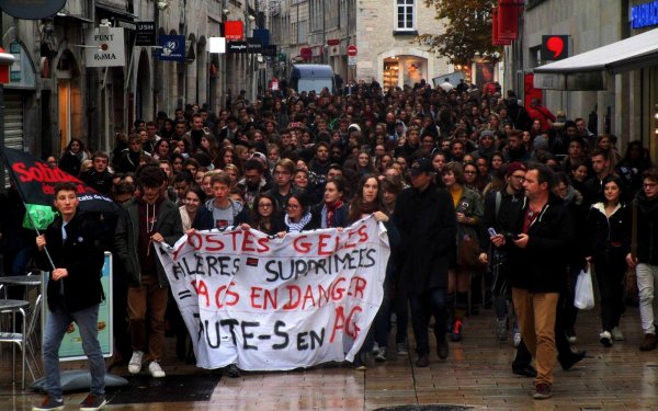Université de Franche-Comté en lutte : 500 personnes en AG et envahissement du conseil d'administration !