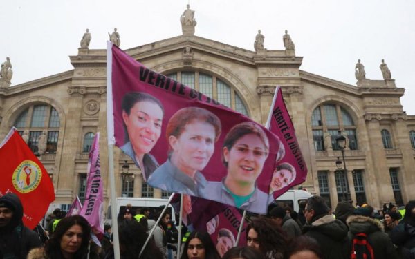 En plein Paris, des milliers de manifestant(e)s défilent pour exiger « Vérité et justice pour Sakine, Fidan et Leyla ! »
