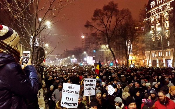Roumanie. Des milliers de personnes dans les rues contre les « ordonnances de la corruption »