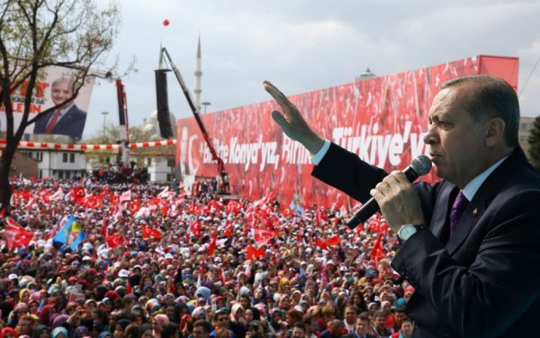 Entre manipulations et répression, Erdoğan gagne le référendum
