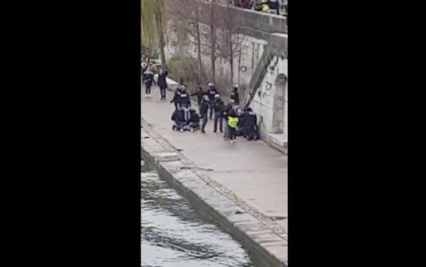 [Vidéo] Acte 9 à Lyon : la BAC frappe des gilets jaunes à terre et jette des chaussures dans la Saône