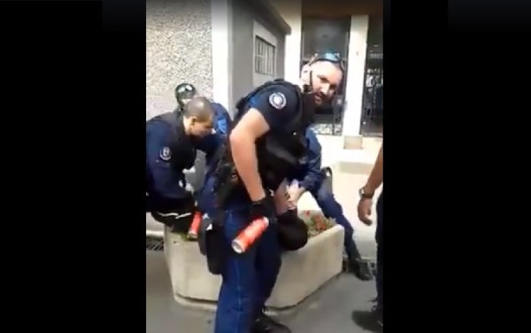 [VIDEO] Noisy-Le-sec. Arrestation brutale d'un jeune noir handicapé par la police