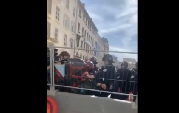 VIDEO. Marseille : des Gilets jaunes étouffés et matraqués sous une banderole par les CRS