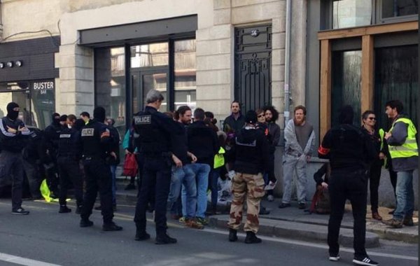 Bordeaux. Façade de la Caisse des Dépôt repeinte : 10 voitures de police et 6 militants en garde à vue !