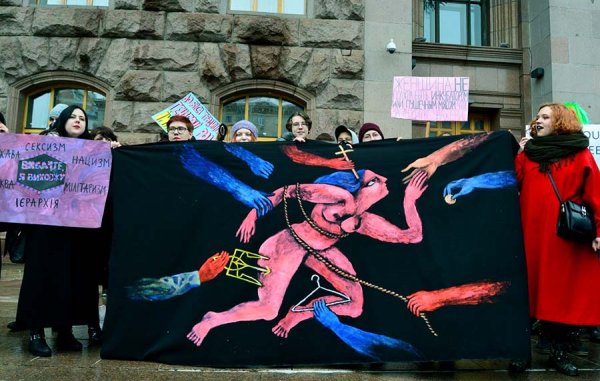 8 mars en Ukraine. Une manifestation féministe attaquée par l'extrême droite