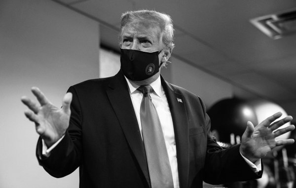 Trump retourne sa veste et appelle à porter le masque comme signe patriote