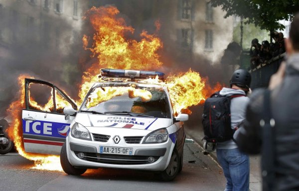 Enfumage autour d'une voiture brûlée. Les médias contre les manifestants