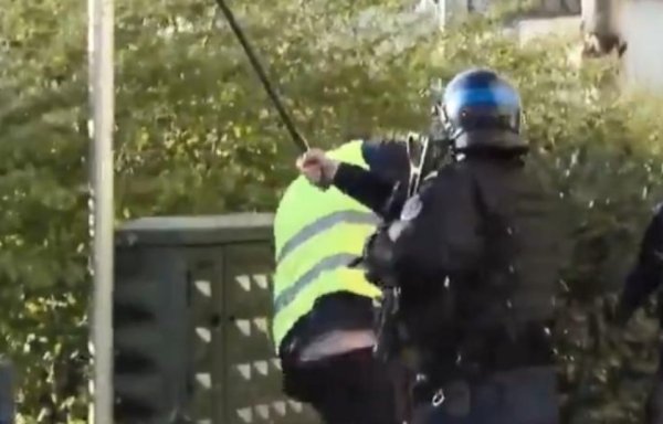 VIDEO. Besançon : un CRS en flagrant délit de matraquage gratuit d'un Gilet jaune