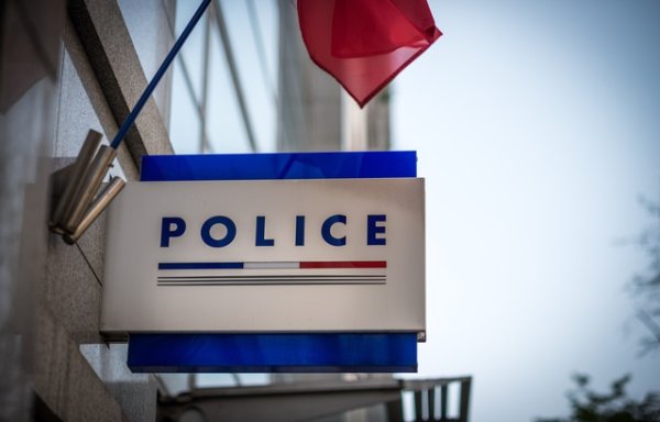 Une femme enceinte fait une fausse couche après une garde à vue à Paris