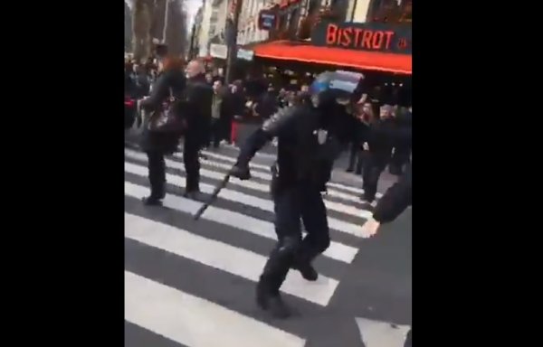 VIDEO. Gare de Lyon : un policier se défoule sur un gréviste avec sa matraque