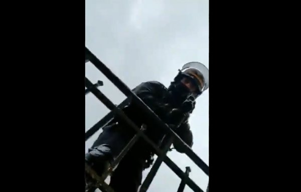 VIDEO. Un policier pointe son LBD à un mètre du visage d'un homme qui le filmait