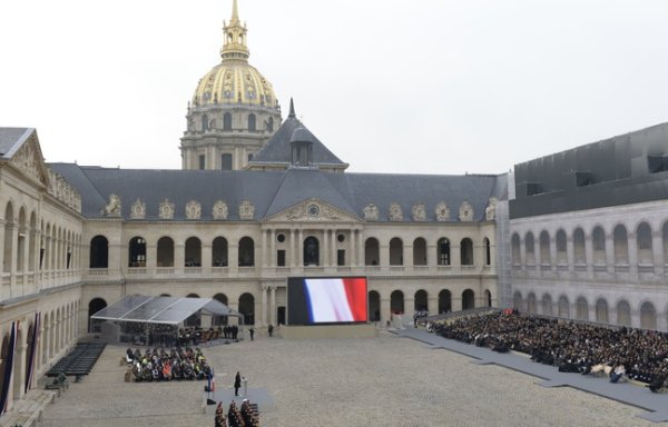 Hollande rend hommages aux victimes des attentats ? Ses guerres, nos morts