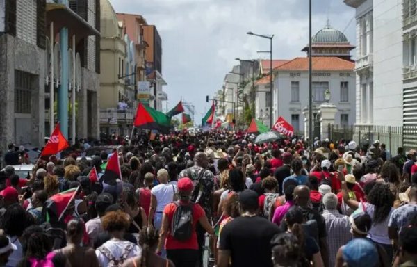Scandale du chlordécone aux Antilles : des milliers de manifestants contre l'impunité d'État