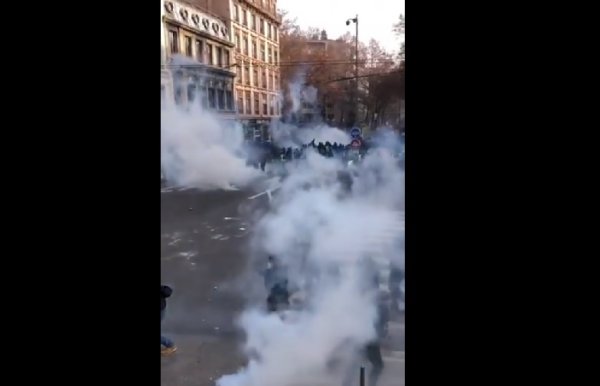 VIDEO. A Lyon, gros gazage de la police contre le cortège, la répression commence !