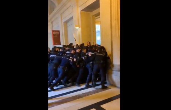 VIDEO. La police évacue les avocats du Palais de justice réunis pour interpeller Nicole Belloubet