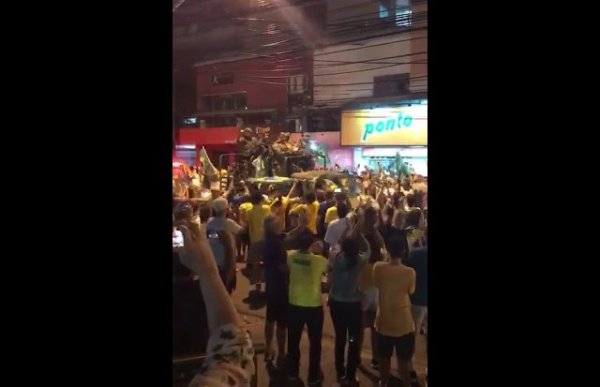 [VIDEO] Brésil. L'armée acclamée par les électeurs de Bolsonaro à Niteroi (Rio)