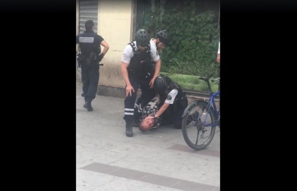 VIDEO. « Ils ne me laissent pas respirer » : plaquage ventral et interpellation par la police à Porte de Clignancourt