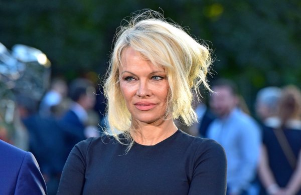 Pamela Anderson défend les Gilets jaunes face à la « violence structurelle des élites »