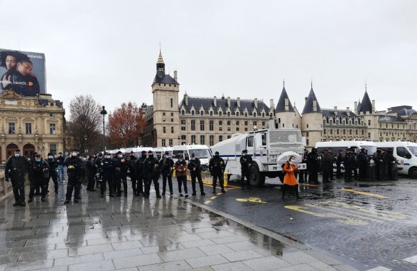 Stop lois liberticides : A Paris, un énorme dispositif répressif quadrille place du Châtelet