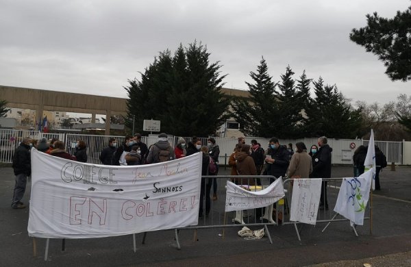 Grève pour la "fermeture sanitaire" d'un collège du Val d'Oise : "Sans vie scolaire, on ne peut plus fonctionner"