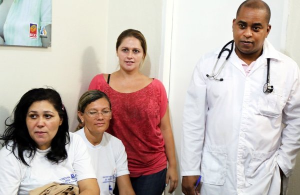 Menacés par Bolsonaro, 8 000 médecins cubains quitteront le Brésil