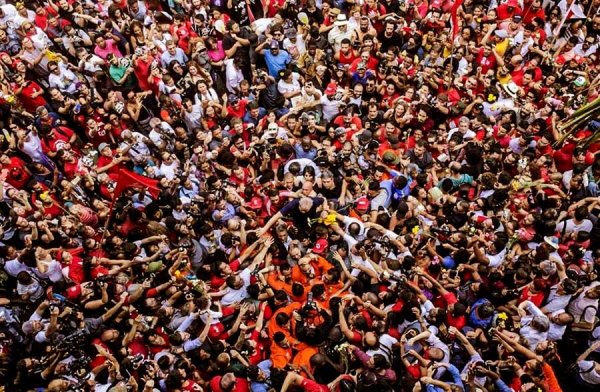 Brésil. Incroyable : Lula fuit ses propres soutiens pour se rendre à la police 