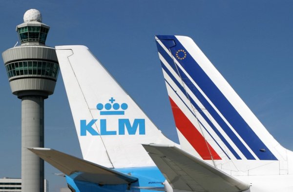 Air-France-KLM. Le PDG va toucher un bonus de 800 000 euros et va licencier massivement 