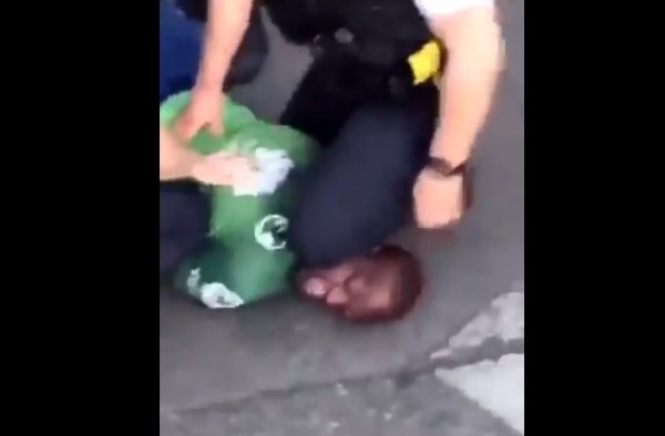 VIDEO. A Paris, la police utilise la même technique que celle qui a tué George Floyd